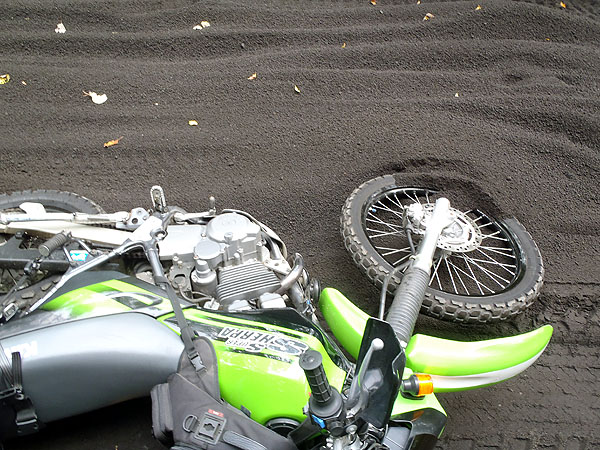 深い砂にハンドルを取られて転倒